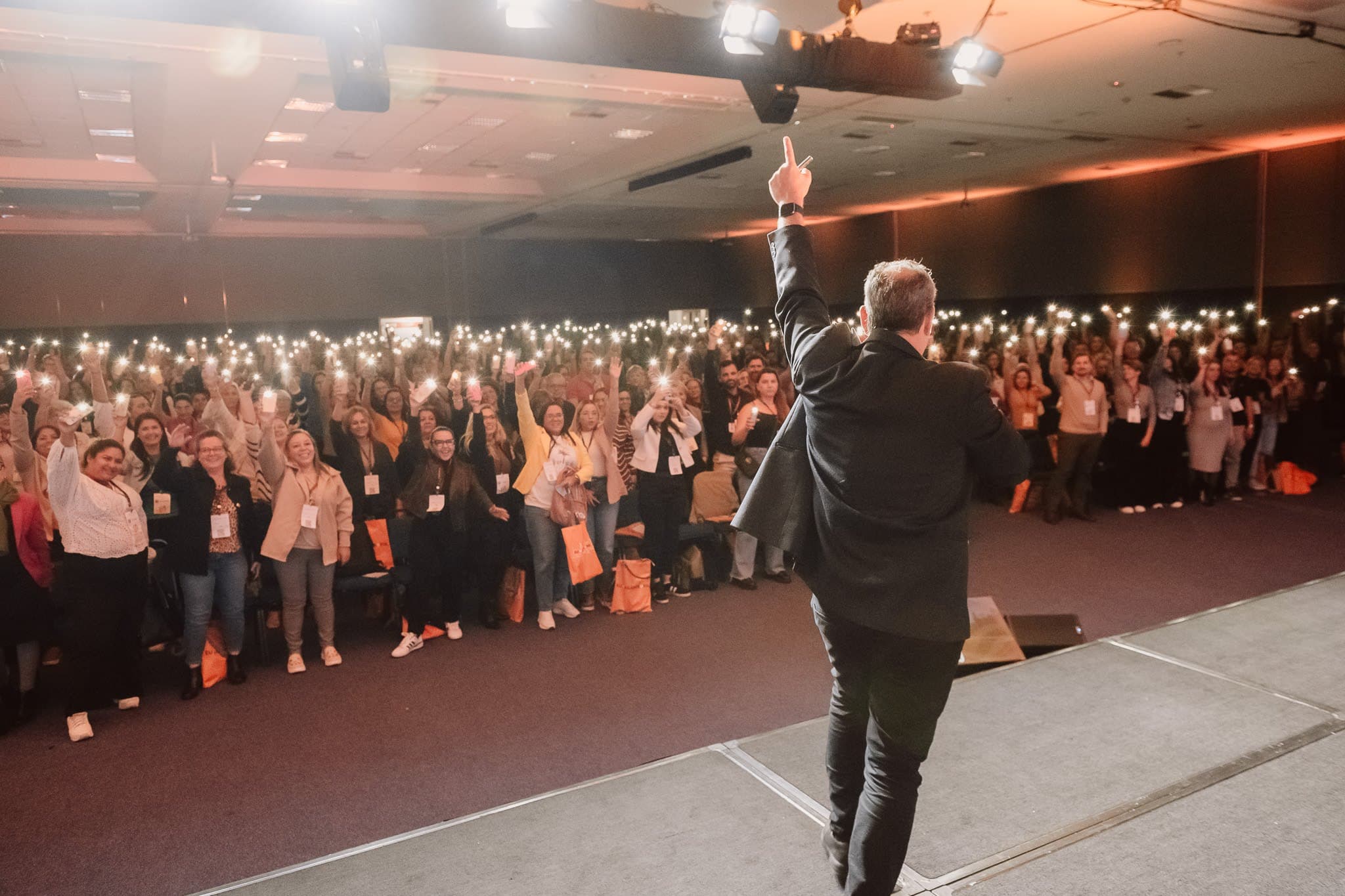 Zeppa no palco com plateia levantando luzes