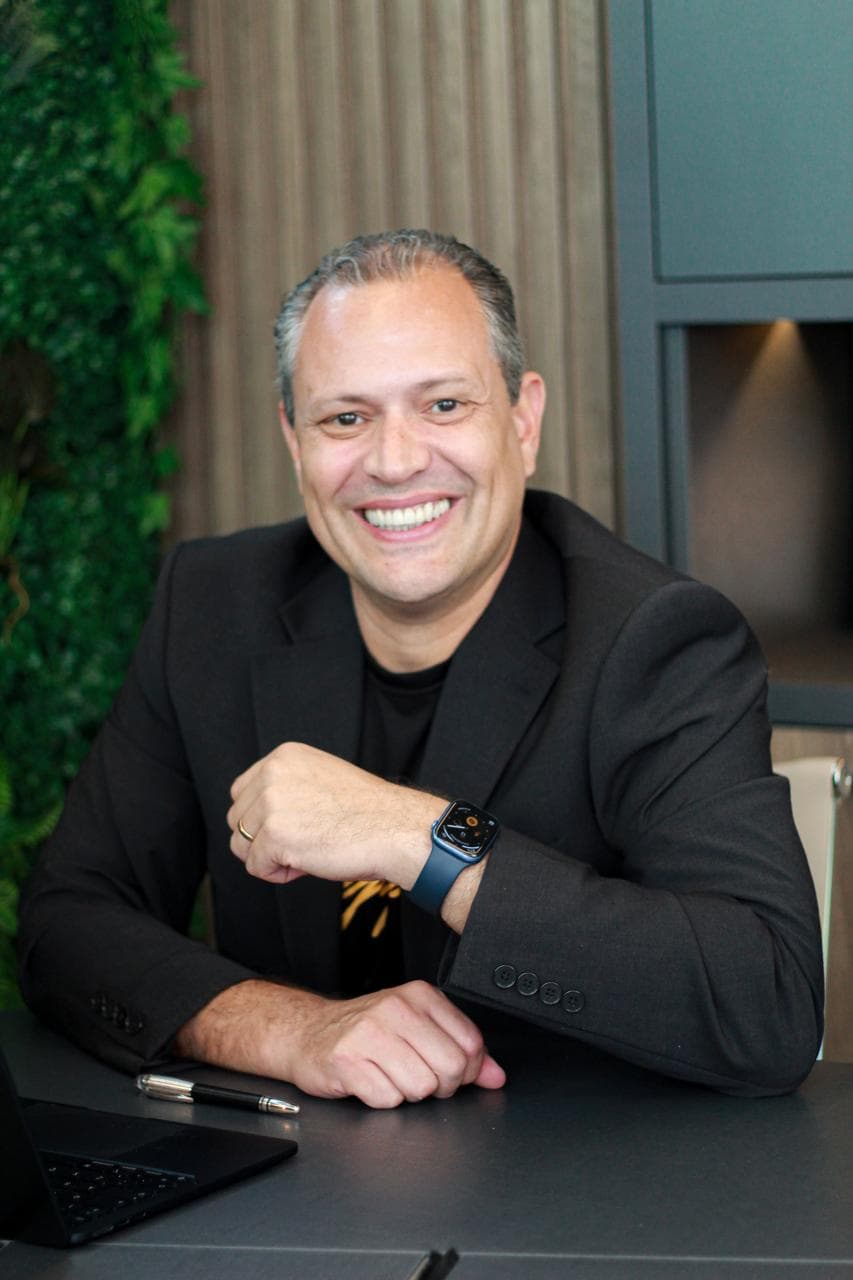 Marcio Zeppelini sorrindo no escritório